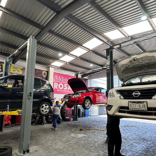 Revisión y reemplazo de pastillas, discos y componentes clave.